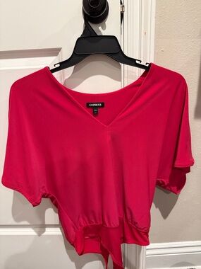 Express Cropped V-Neck Top in Hot Pink
